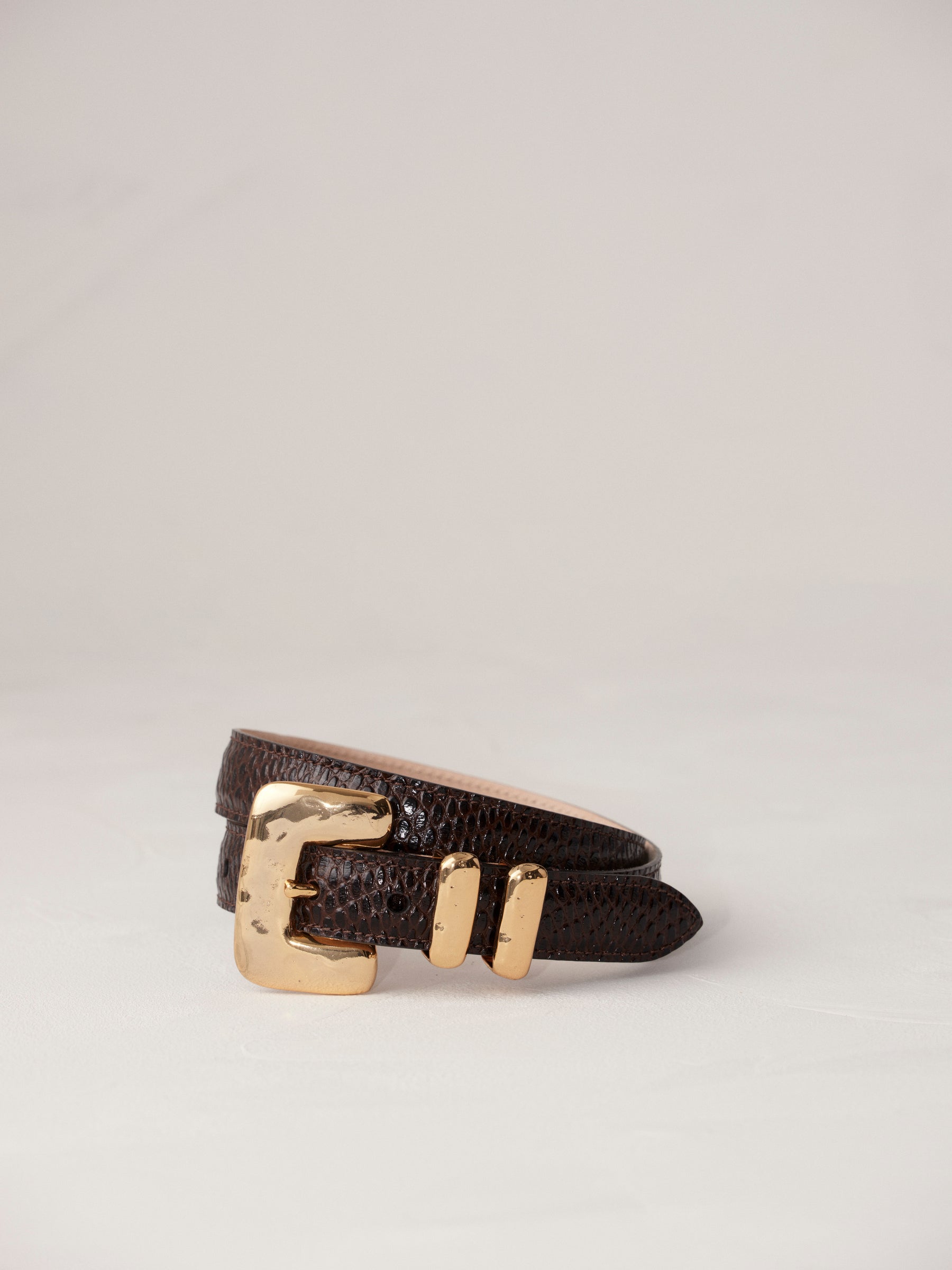 Elegant and stylish women's fashion accessory. High-quality and chic statement piece. Italian sourced leather. Calfskin suede. Silver hardware. 24k gold. Luxury. Déhanche.