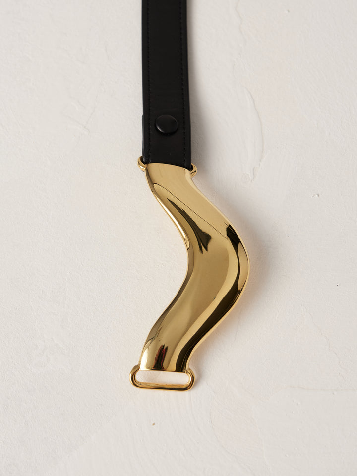  Déhanche Brancusi belt in sleek black leather, featuring a unique sculptural gold centerpiece, epitomizing modern elegance and artistic design.
